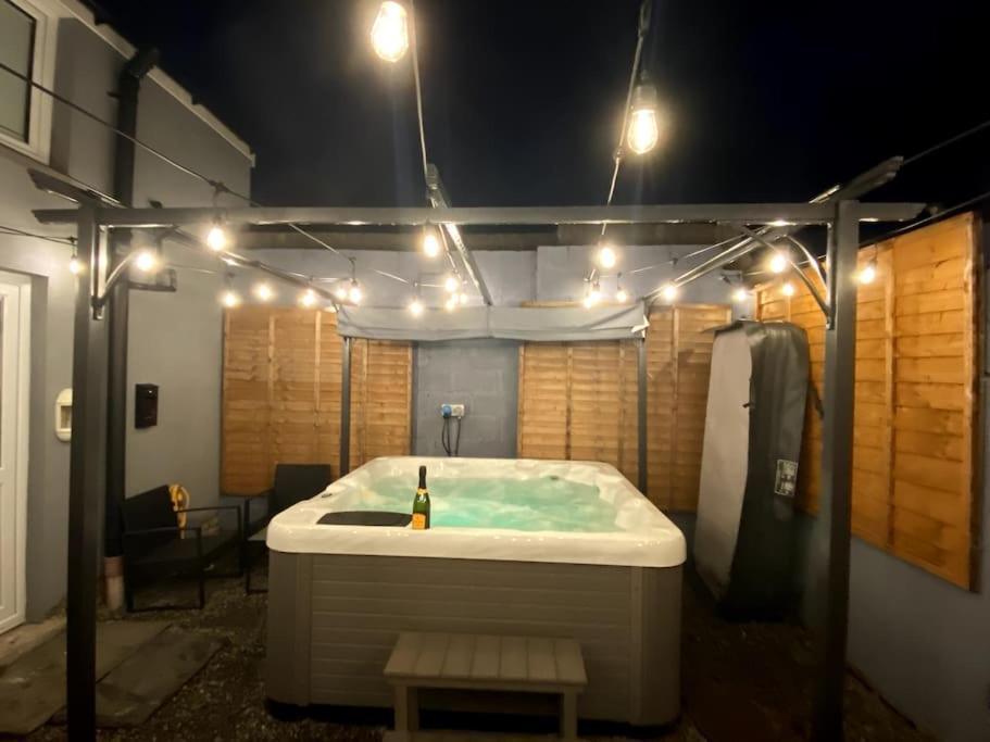 Coach House With Hot Tub & Log Fire *